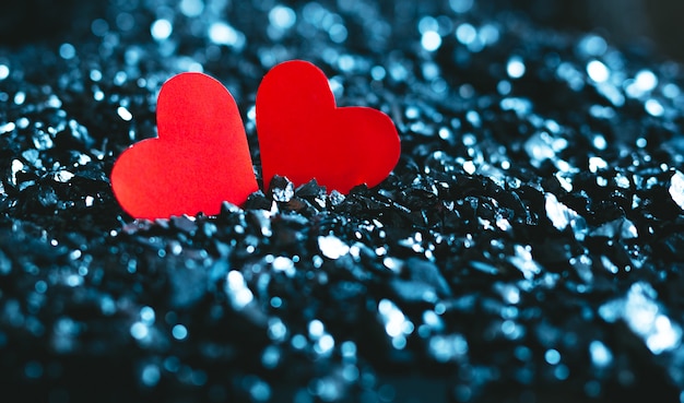 Valentijnsdag concept. Rood hart op een blauwe achtergrond met bokeh.