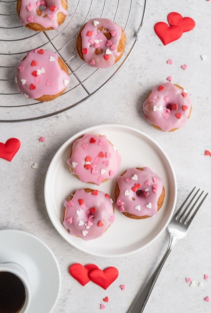 Foto valentijnsdag concept roze glaze donuts met harten