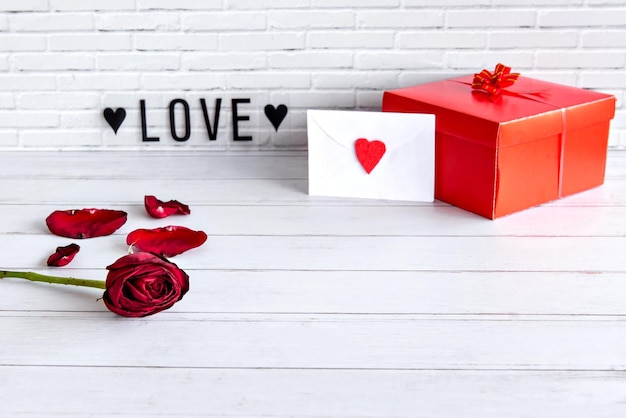Valentijnsdag concept rozen cadeau en liefdesbrief