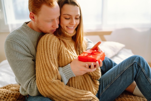 Valentijnsdag concept Uitwisseling van geschenken Jong stel dat thuis Valentijnsdag viert