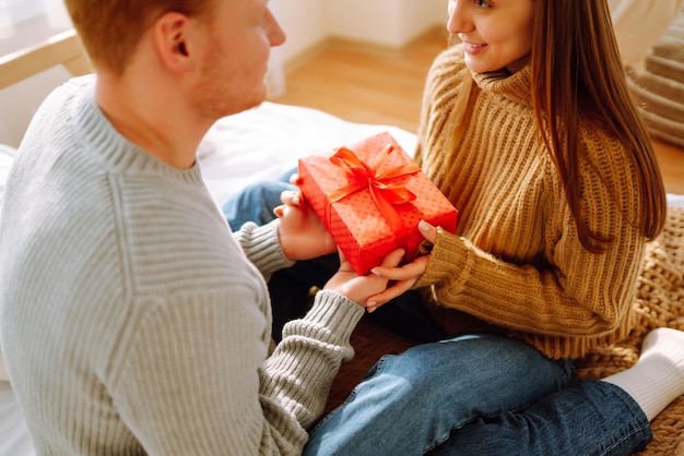 Valentijnsdag concept Uitwisseling van geschenken Jong stel dat thuis Valentijnsdag viert