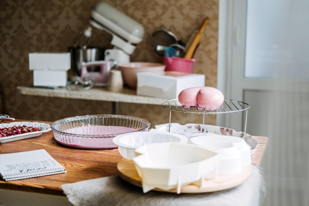 Valentijnsdag cupcakes en cake recepten ideeën valentijnsdag hartvorm roze spiegelglazuurmousse