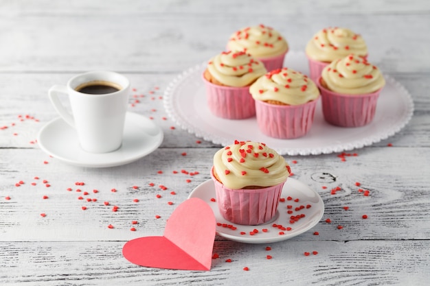 Valentijnsdag cupcakes versierd met hartjes