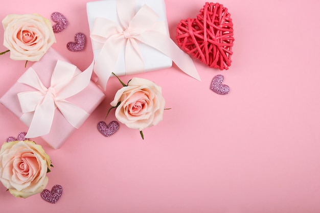 Valentijnsdag decoraties, boeket en geschenken op roze achtergrond