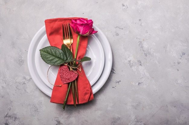 Valentijnsdag diner met tafel couvert harten decoratie, roos voor Valentijnsdag diner. Uitzicht van boven.