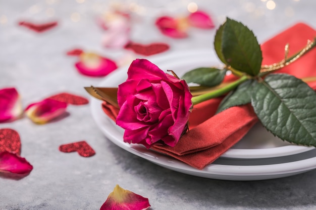 Valentijnsdag diner met tafel couvert harten decoratie, roos voor Valentijnsdag diner. Uitzicht van boven.