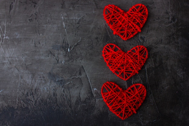 Valentijnsdag donkere achtergrond met rode harten.