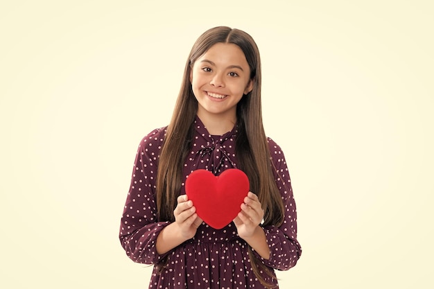 Valentijnsdag Dromen schattig tiener kind met rood hart Portret van gelukkig lachend tiener kind meisje