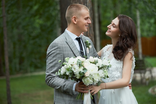 Valentijnsdag, een verliefd paar knuffelen en zoenen in het park. Man knuffelt mooie vrouw, verloving