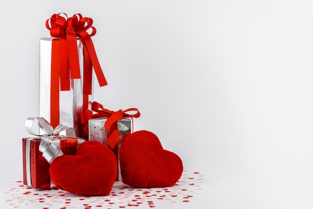 Valentijnsdag en geschenkdoos en hartvorm kussens