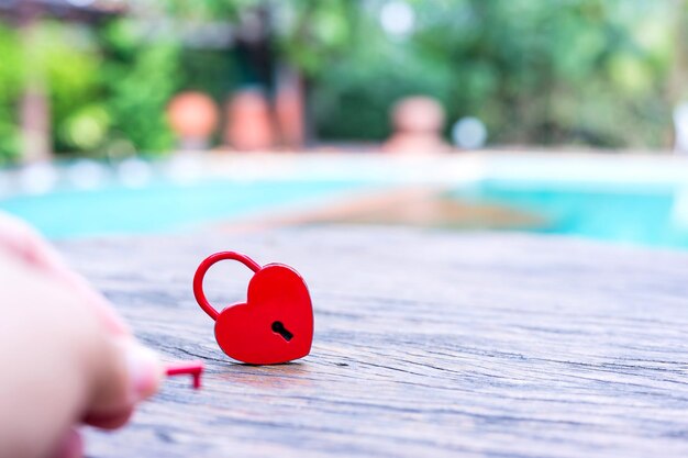 Valentijnsdag en liefdesconcept met hartvormig hangslot. Liefste sleutel en romantieksymbool voor ontgrendelen.