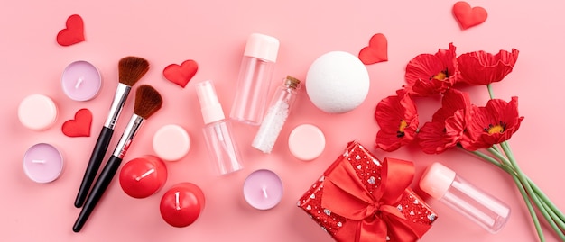 Valentijnsdag en Vrouwendag concept. Cosmetische mode-accessoires met geschenkdoos