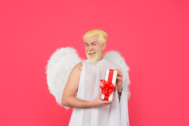 Valentijnsdag engel cupid lachende man met engelenvleugels februari cupido met cadeau liefde concept cupido