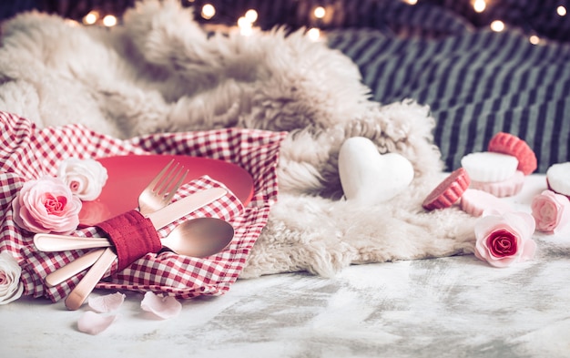 Valentijnsdag feestelijk diner op een houten muur bestek