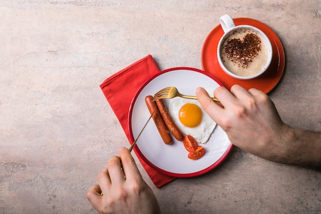 Valentijnsdag gebakken eieren in de vorm van een hart, koffie met vorm