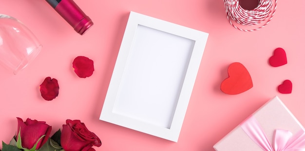 Valentijnsdag geheugen met lege afbeeldingsframe op roze achtergrond ontwerpconcept
