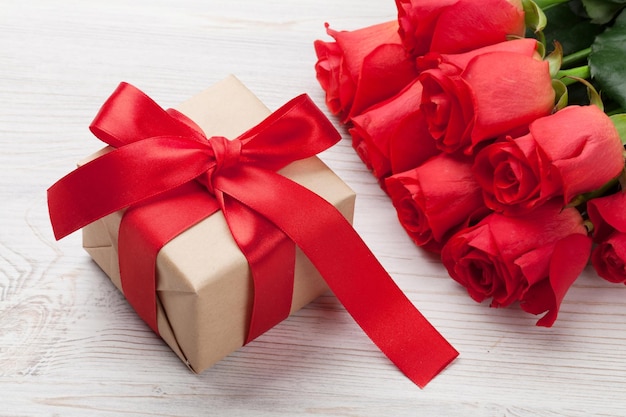 Valentijnsdag geschenkdoos en rode rozen