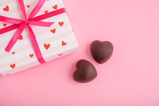 Valentijnsdag. Geschenken op roze tafel