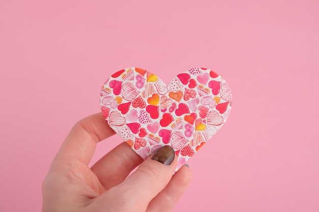 Valentijnsdag. Geschenken op roze tafel