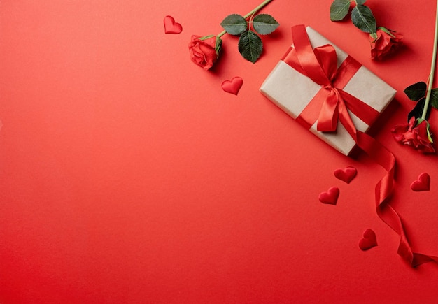 Valentijnsdag geschenken, rozen en confetti op rode achtergrond, kopieer ruimte