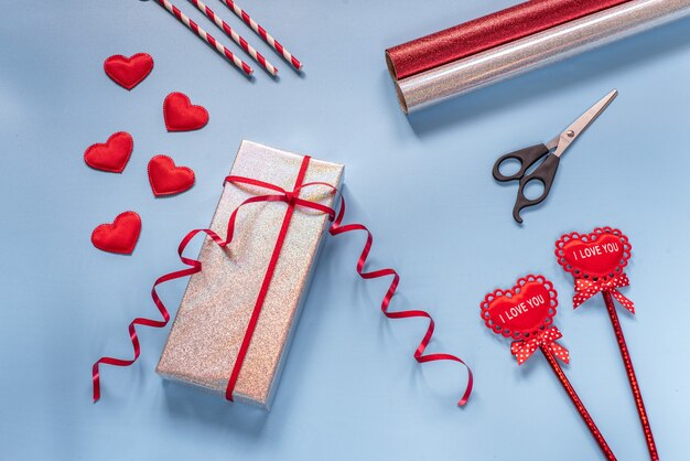 Valentijnsdag geschenkverpakking levert op blauwe achtergrond met kopie ruimte