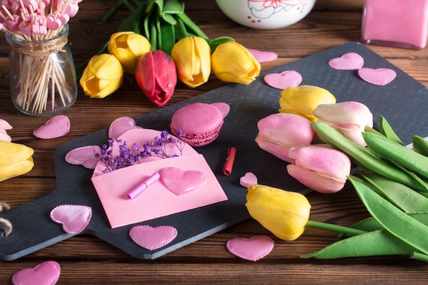 Valentijnsdag Greeting card met een kopje warm drankje met bloemen en zoete roze cakes