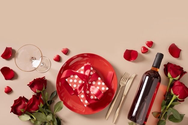 Valentijnsdag grens met rode plaat wijn romantisch geschenk en rode rozen