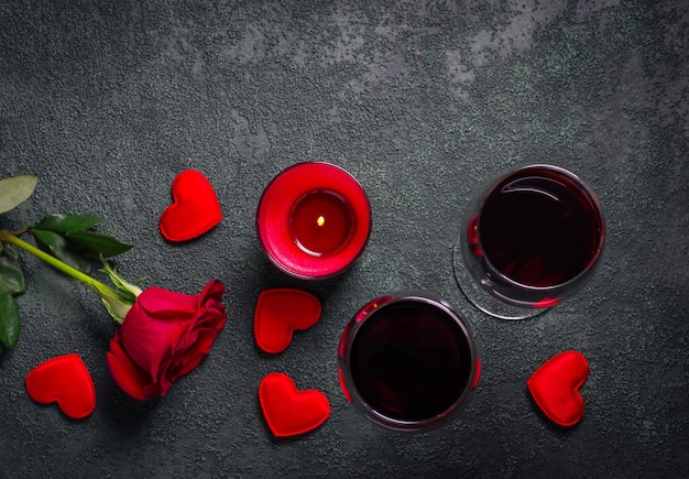 Valentijnsdag groet achtergrond. Wijnglazen, roos en kaars