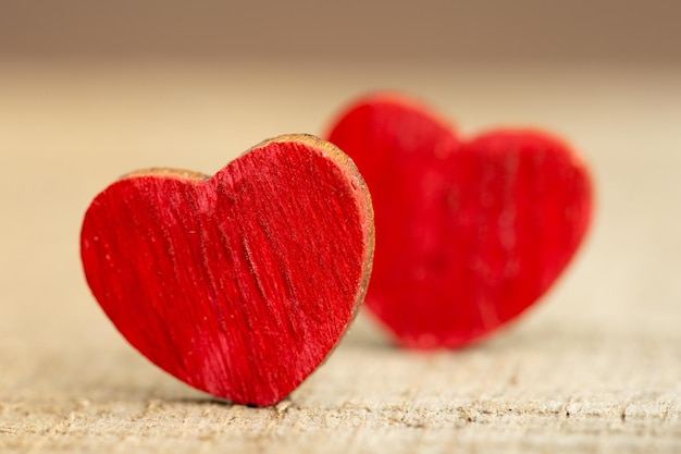 Foto valentijnsdag groeten concept kleine rode houten harten paar close-up valentines wenskaart