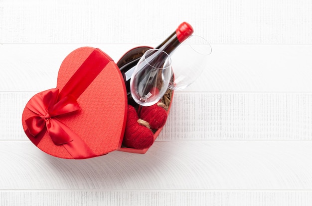 Valentijnsdag hart geschenkdoos en wijn