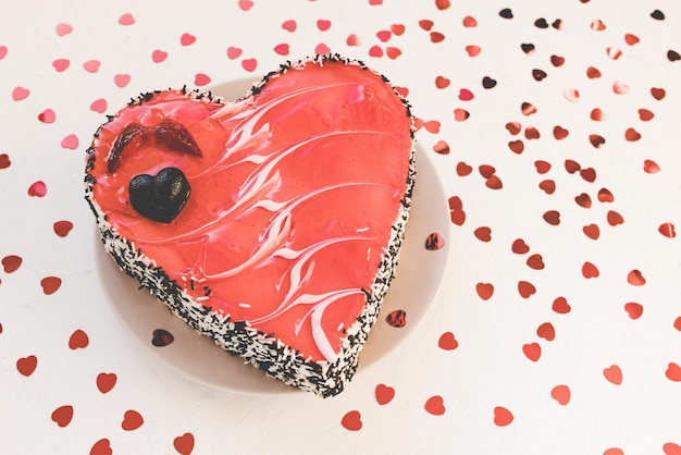 Valentijnsdag hartvormige cake met chocolade