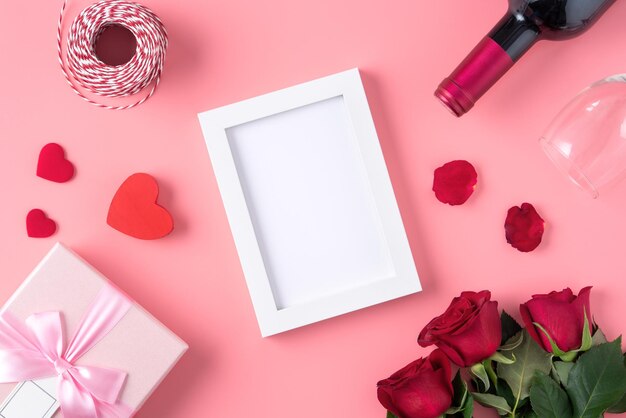 Foto valentijnsdag herinnering met blanco fotolijst op roze achtergrond ontwerpconcept