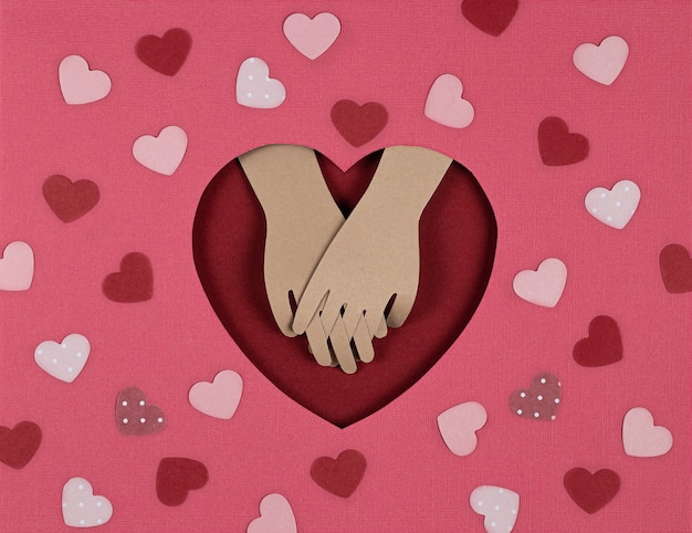 Valentijnsdag kaart. creatief papier gesneden met origami heart en look van de handen van de geliefde.