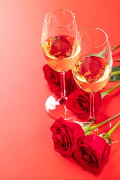 Valentijnsdag kaart met champagne en roze bloemen