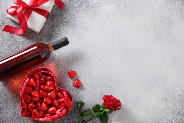 Valentijnsdag kaart met champagne romantisch cadeau en rode rozen bloemen