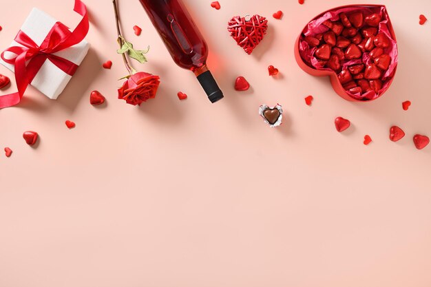 Valentijnsdag kaart met champagne romantisch cadeau en rode rozen bloemen