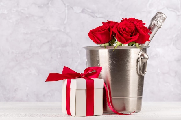 Valentijnsdag kaart met champagne roze bloemen en geschenkdoos