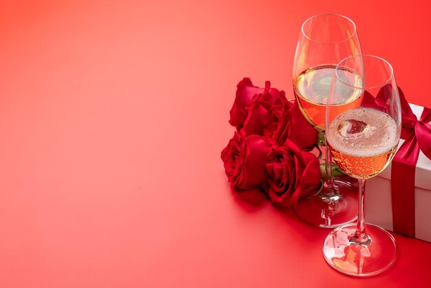 Valentijnsdag kaart met champagne roze bloemen en geschenkdoos