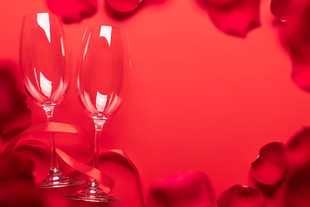 Valentijnsdag kaart met champagneglazen en roze bloemen