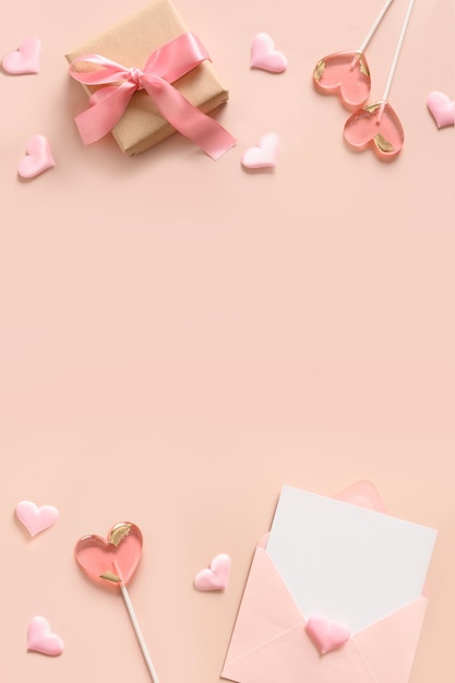 Valentijnsdag kaart met envelop en roze lolly's als hart