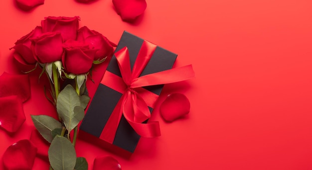 Valentijnsdag kaart met geschenkdoos en roze bloemen