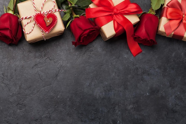 Valentijnsdag kaart met geschenkdozen en roze bloemen