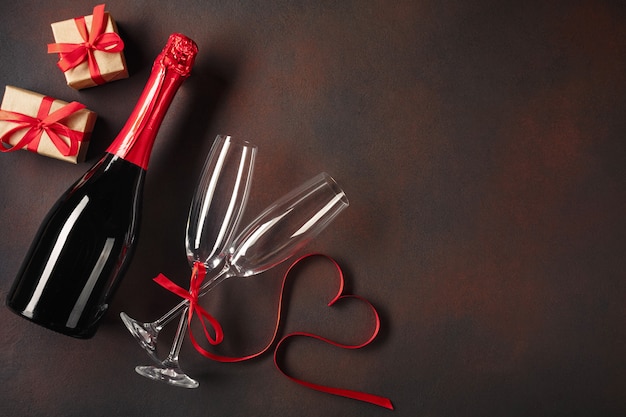 Valentijnsdag kaart met glazen champagne en dozen met geschenken.