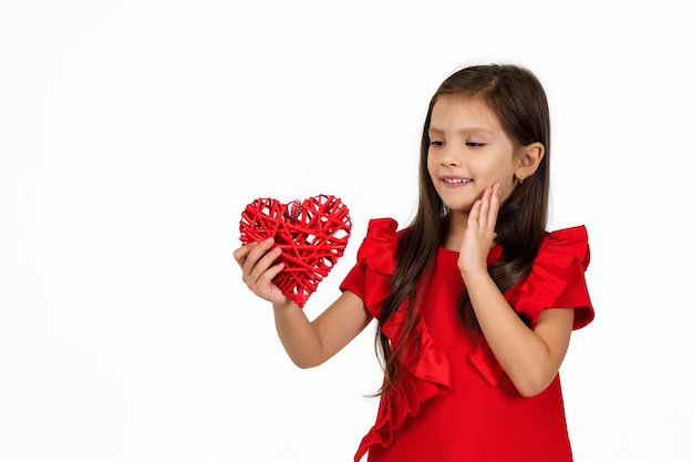 Valentijnsdag lachend kind meisje met rood hart