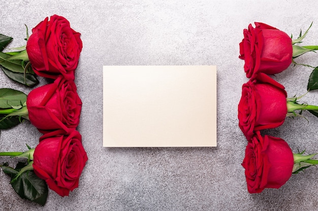 Valentijnsdag lege kaart met rood roze bloemen op stenen achtergrond