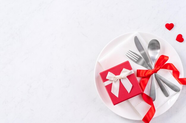 Valentijnsdag maaltijd ontwerpconcept - romantische plaat schotel set geïsoleerd op marmeren witte achtergrond voor restaurant vakantie viering promo, bovenaanzicht, plat lag.