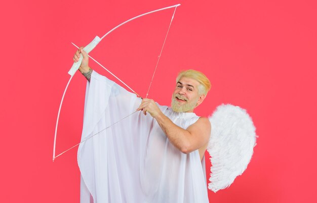 Valentijnsdag mannelijke engel met pijl en boog Cupido in engelachtige vleugels die pijlen van liefde schieten