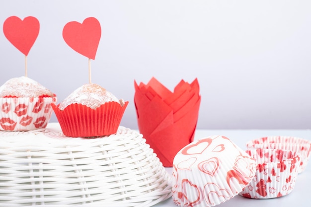 Foto valentijnsdag met een verscheidenheid aan koekjes en snoepjes dag 8 maart