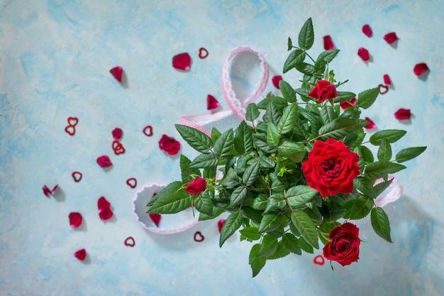 Valentijnsdag, moederdag of verjaardag creëren. Boeket van verse roze bloemen.