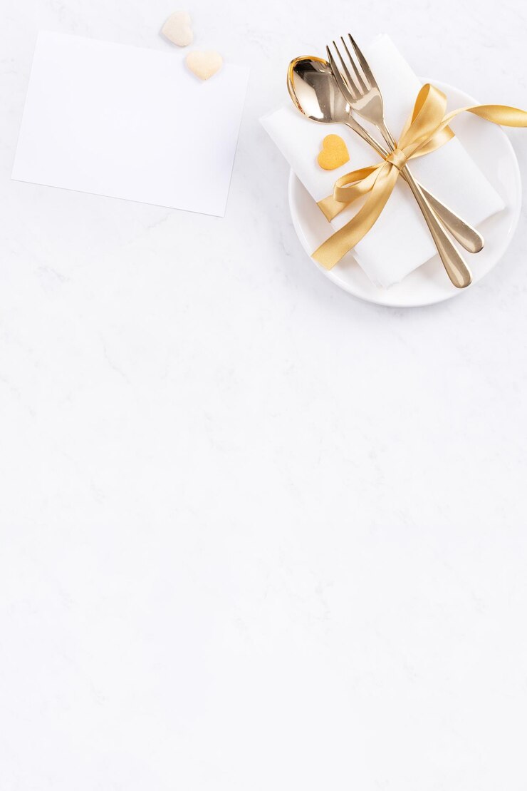 Foto valentijnsdag moederdag vakantie dating maaltijd banket ontwerpconcept witte plaat en gouden lint op marmeren achtergrond bovenaanzicht plat lag